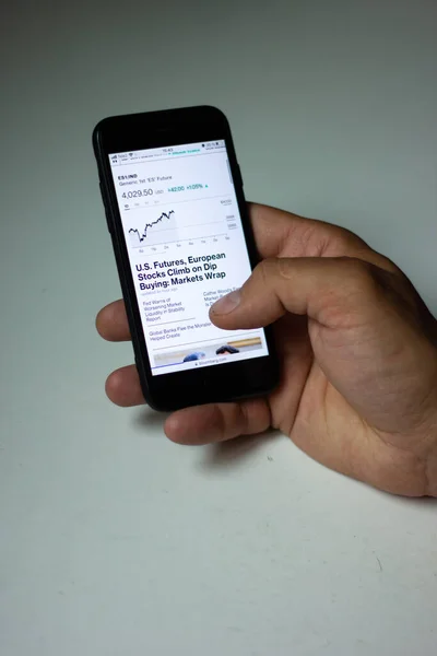 Shoulder Close View Male Analyst Broker Hands Holding Touch Screen — Fotografia de Stock