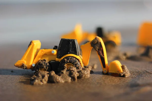 Kinderspielzeugautos Sandstrand Wasser Einem Strahlend Sonnigen Sommertag lizenzfreie Stockfotos