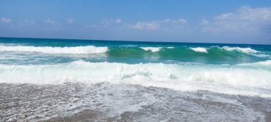 plaj ve deniz dalgaları.