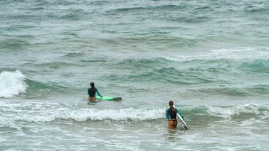 Gran Canaria, Kanarya Adaları 'ndaki Canteras plajında sörf yapmak