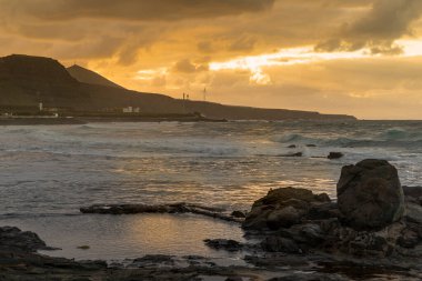 Kuzey kıyısında gün batımı Büyük Kanarya 'da