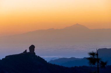 Kar dağında gün batımı, arka planda dalgalarla, Büyük Kanarya 'da