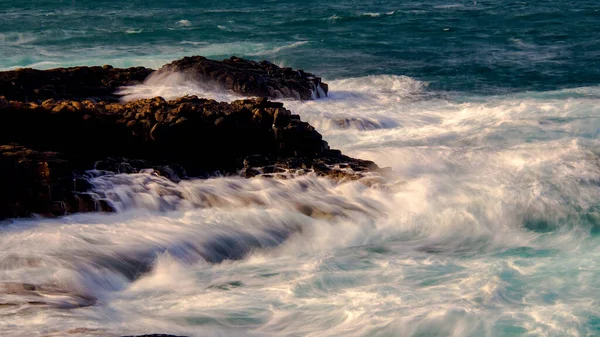 グラン カナリア島の積極的な散歩道の波 — ストック写真