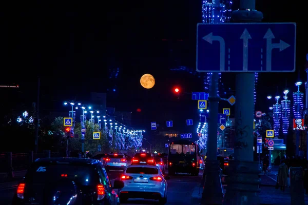 Orange Moon Background Night City Filled Cars — Stock Photo, Image
