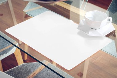Tablo üzerinde yer bezi ve peçete modeli
