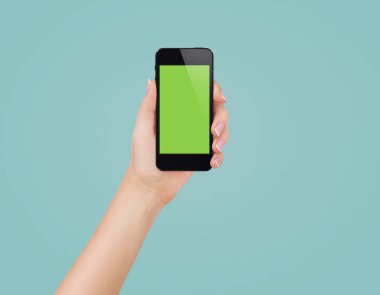 Boş ekran izole edilmiş cep telefonu tutan kadın eller