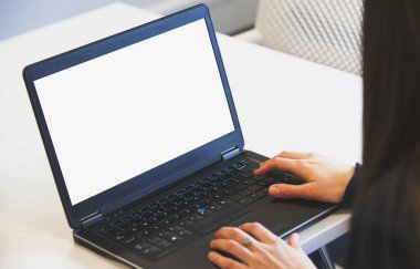 Aygıtlar, el ile reklam için beyaz arkaplan ile resim boş ekran modeller