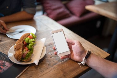 Cep telefonu modelleme resmi boş ekran, reklam için beyaz arkaplan, elle