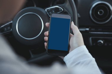 Boş ekranlı akıllı telefonu tut