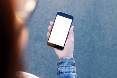 Boş ekranlı akıllı telefonu tut