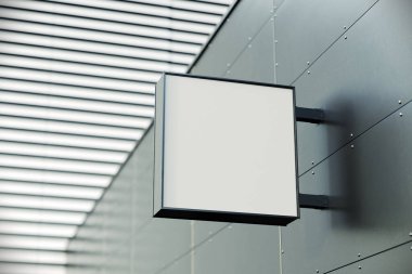 Caddedeki boş tabela.