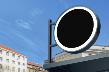 Caddedeki boş tabela.