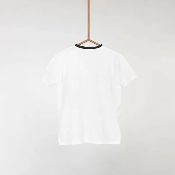Boş Beyaz Tişörtler Gri Duvarda Asılı — Stok fotoğraf