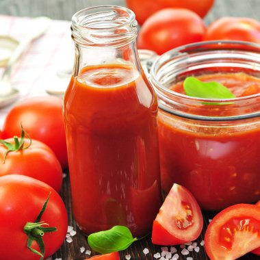 Taze domates ve domates suyu.