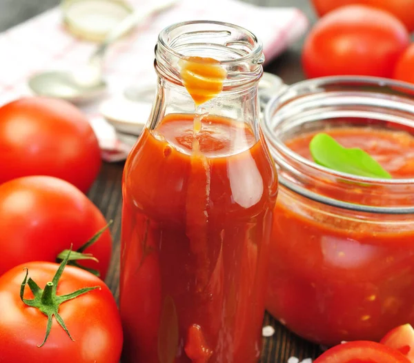 Taze domates ve domates suyu.