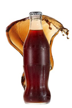 Soda şişesi beyaz arka planda.