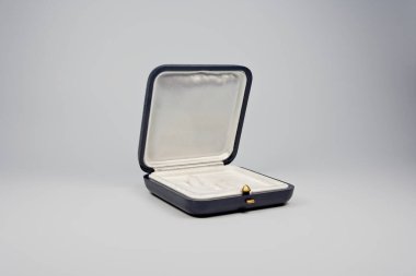 Gri arkaplanda mücevher kutusu modeli