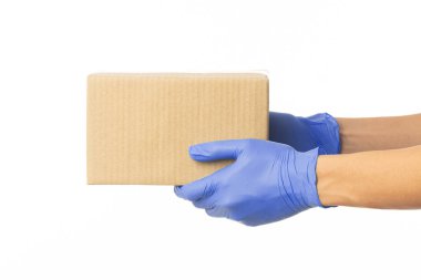Yakından teslimatçı elinde karton kutu şablonu, paketleme modeli, teslimat hizmeti konsepti olan tıbbi eldivenler tutuyor..