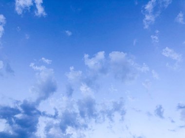 Mavi gökyüzü bulutu gradyanı. Arkaplan