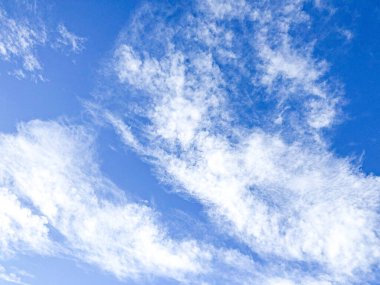 Mavi gökyüzü bulutu gradyanı. Arkaplan