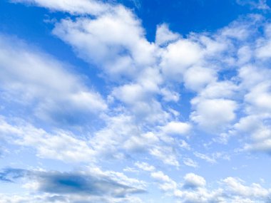 Mavi gökyüzü bulutu gradyanı. Arkaplan