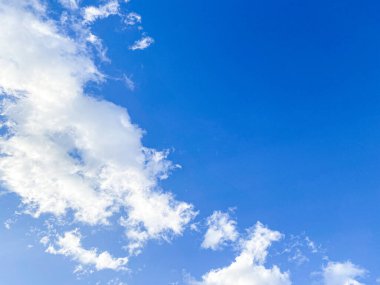 Mavi gökyüzü bulutu gradyanı. Arkaplan