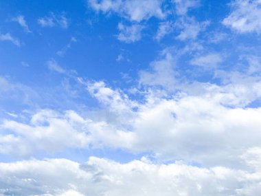 Mavi gökyüzü bulutu gradyanı. Arkaplan