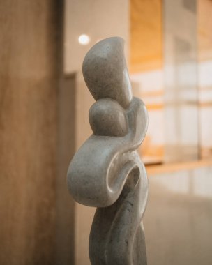 Galeride güzel mermer heykel