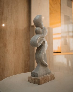 Galeride güzel mermer heykel