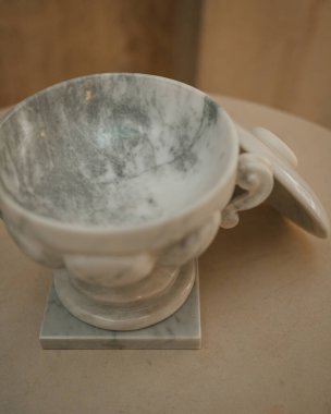 Beyaz mermerden dekoratif kavanoz