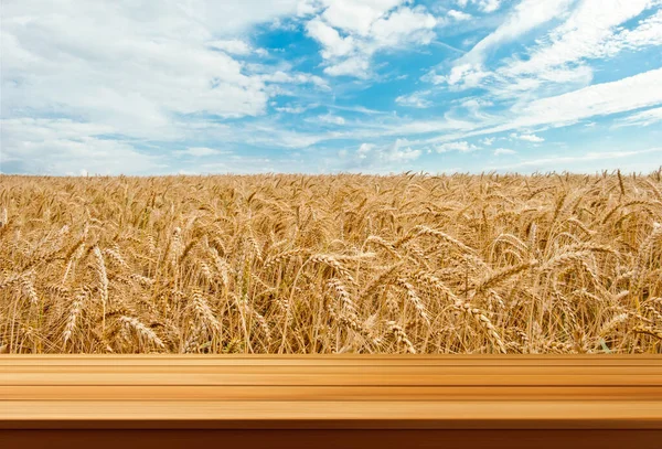 Leerer Holztisch Über Weizenfeld Hintergrund — Stockfoto