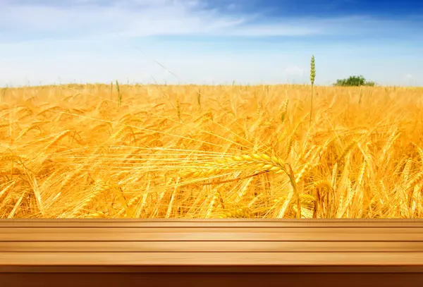 Leerer Holztisch Über Weizenfeld Hintergrund — Stockfoto