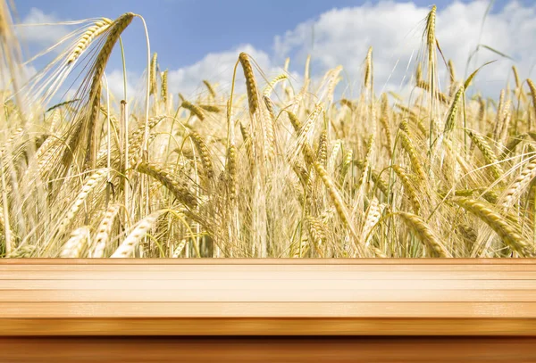 Leerer Holztisch Über Weizenfeld Hintergrund — Stockfoto