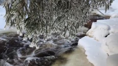 Kışın karda şelalede yaşamak. buz, su