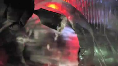 Karelia 'da buzlarla, buz kütleleriyle, buz festivaliyle çalışmak. Ruskeala