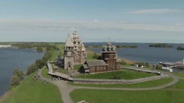 Kizhi 'nin ahşap geçidinde havadan çekilen sinematik bir çekim. Çerçeveyi boyama olasılığı