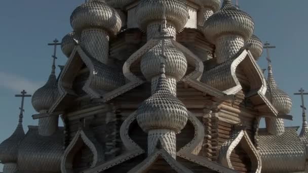 Un colpo cinematografico dall'aria intorno alla passerella di legno di Kizhi. la possibilità di dipingere la cornice — Video Stock