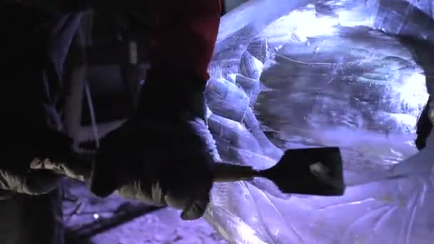 Trabajar con hielo, figuras de hielo, festival de hielo en Karelia. Ruskeala. — Vídeos de Stock