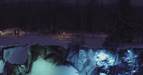 Belle illumination nocturne du parc montagneux ruskeala depuis les airs — Video