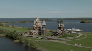 Kizhi 'nin ahşap geçidinde havadan çekilen sinematik bir çekim. Çerçeveyi boyama olasılığı