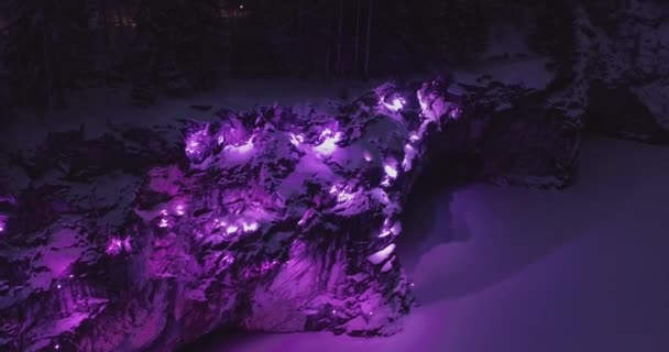 Gyönyörű éjszakai megvilágítása Ruskeala hegyi park a levegőből — Stock videók