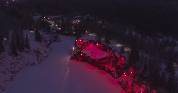 Belle illumination nocturne du parc montagneux ruskeala depuis les airs — Video