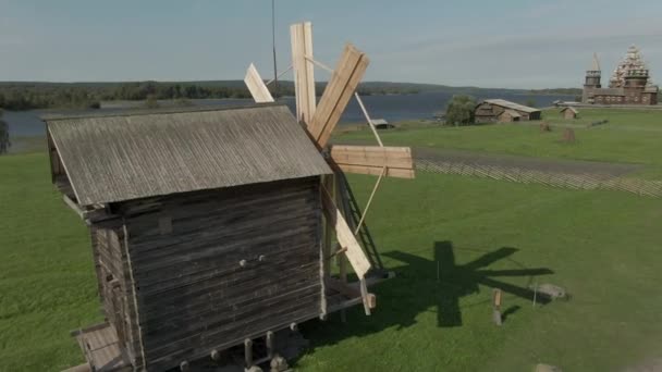 Filmový záběr ze vzduchu kolem dřevěného chodníku v Kiši. možnost malování rámu — Stock video