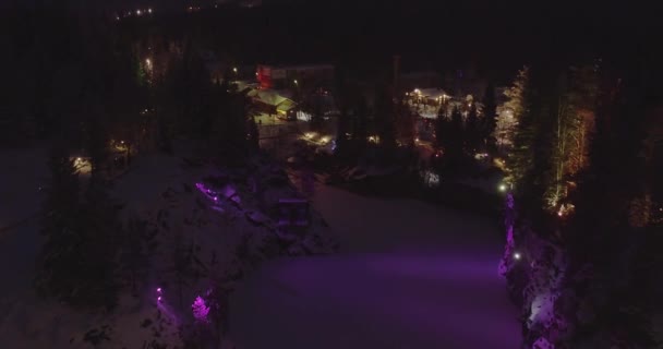Vacker natt belysning av ruskeala fjällpark från luften — Stockvideo