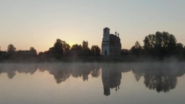  Şafak vakti Issad köyündeki yıkılmış kilisenin hava görüntüsü. Yüksek kalite 4k görüntü