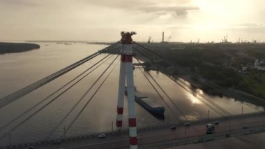 Gün batımında Cherepovets şehrinde Ekim Köprüsü 'nün hava görüntüsü