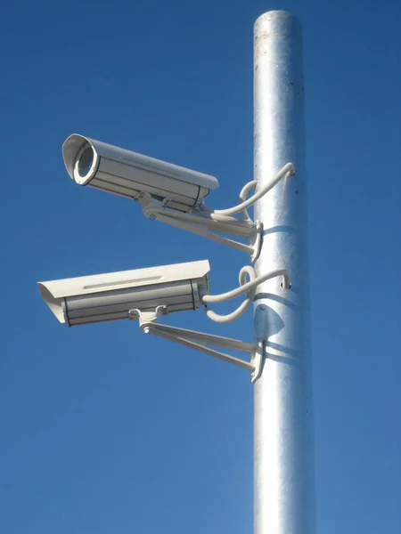Cámara de video vigilancia montada en un poste contra el cielo — Foto de Stock