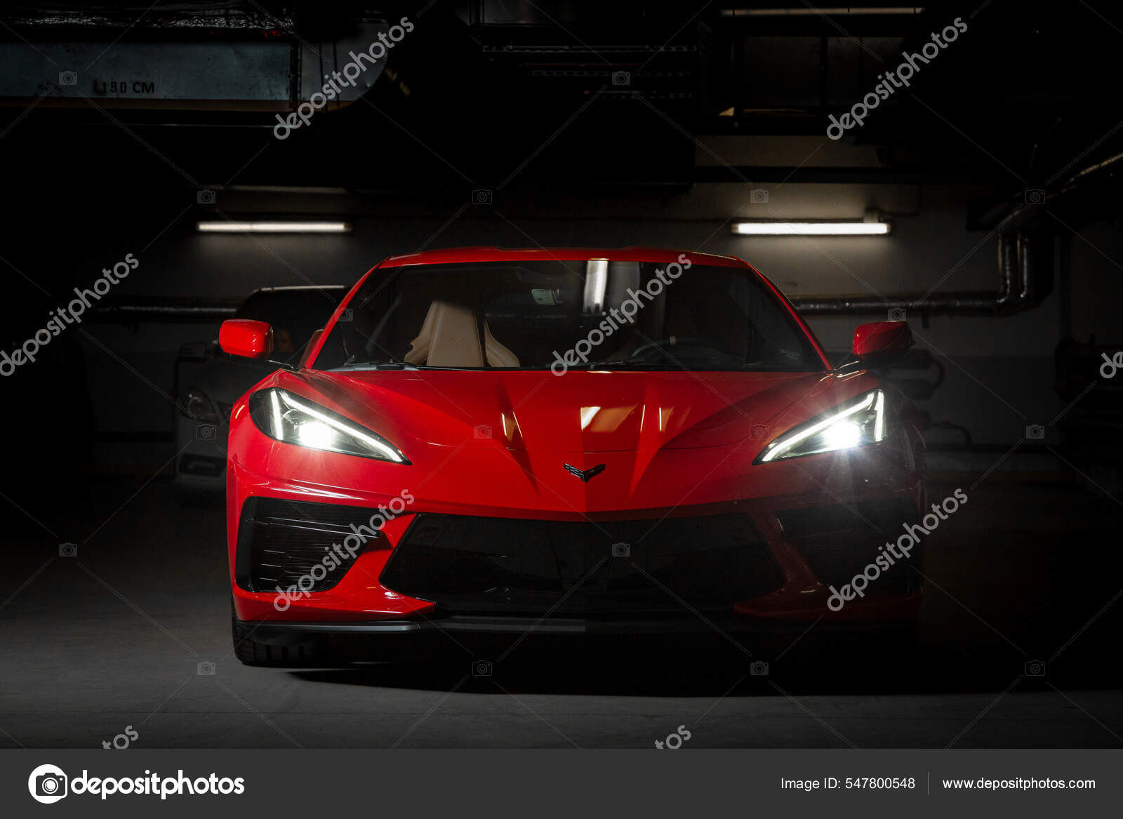 Un deportivo azul aparcado en un garaje foto – Imagen de Coche gratuita en  Unsplash, image size:1600x1167