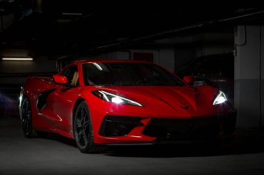 Güzel kırmızı Corvette yeraltı otoparkında