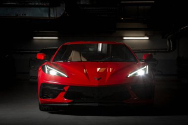 Güzel kırmızı Corvette yeraltı otoparkında